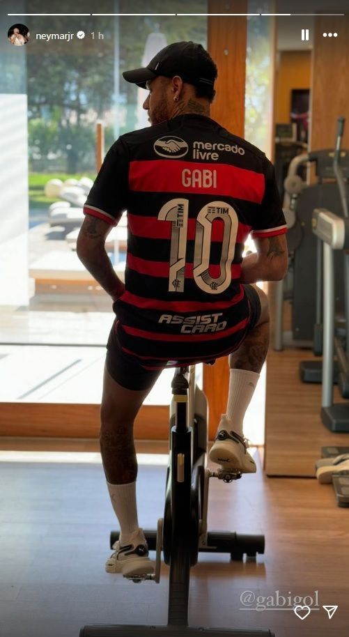 Neymar treina com a camisa 10 do Flamengo e o nome de Gabigol nas costas