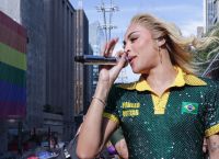 Pabllo Vittar usa look verde e amarelo para a Parada LGBT+ de SP