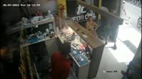 Vídeo: Bateria de celular pega fogo durante atendimento em loja no Ceará; veja