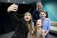 Taylor Swift posa ao lado da família real britânica após show em Londres