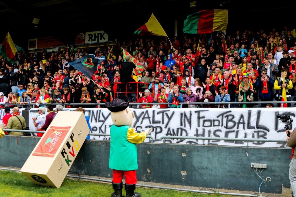 Time belga faz funeral no estádio após falência do clube