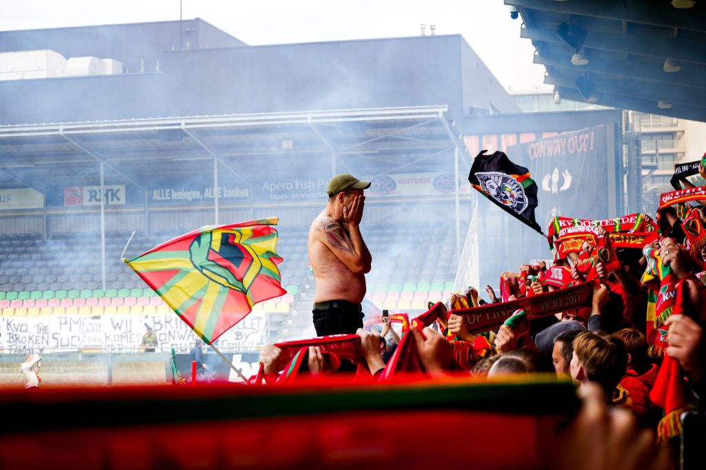 Torcedor do KV Oostende chora durante funeral realizado no estádio do clube após falência