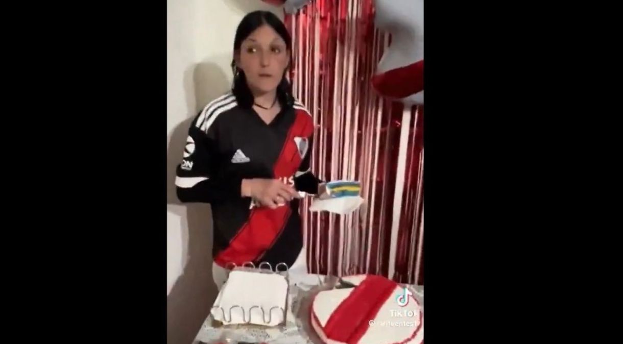 Torcedora do River Plate ganha bolo com as cores do Boca Junior e reação viraliza nas redes