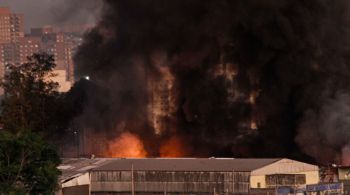 Corpo de bombeiros trabalha para controlar as chamas; não há feridos