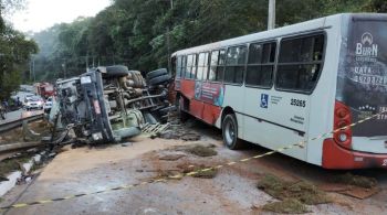 Acidente envolveu um caminhão e um ônibus e interditou a via