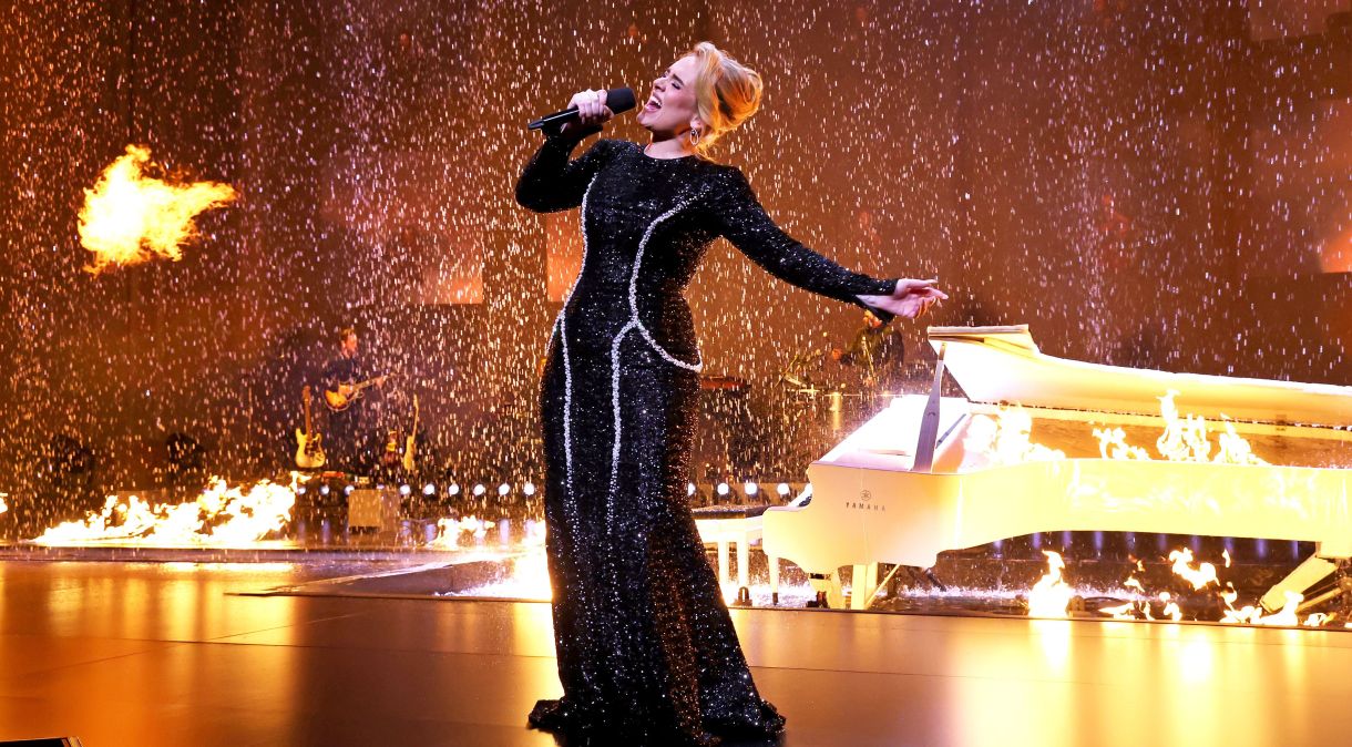 Adele durante "Weekends with Adele" no The Colosseum no Caesars Palace em 26 de janeiro de 2024 em Las Vegas, Nevada.