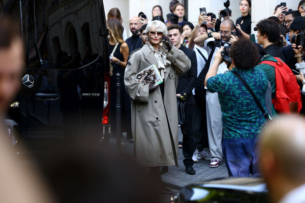 Alexis Stone se transforma em Miranda Priestly para o desfile da Balenciaga