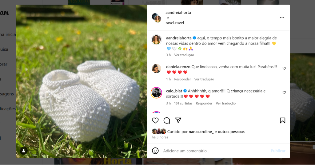 Andréia Horta compartilhou uma imagens de sapatos de bebê para anunciar sua primeira gravidez