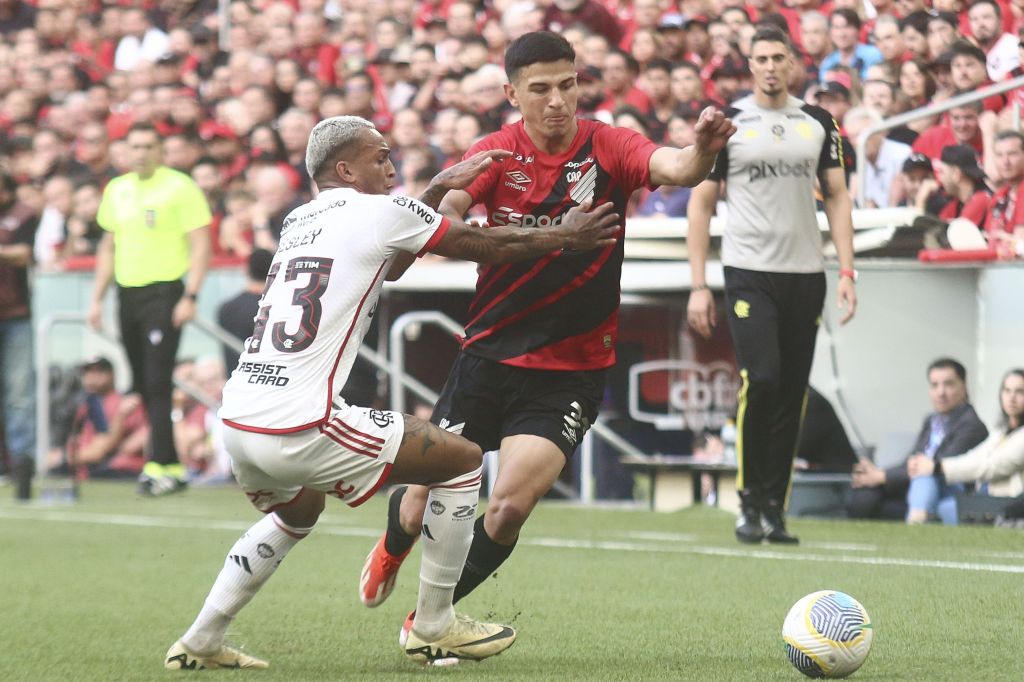 Esquivel jogador do Athletico-PR disputa lance com Wesley jogador do Flamengo