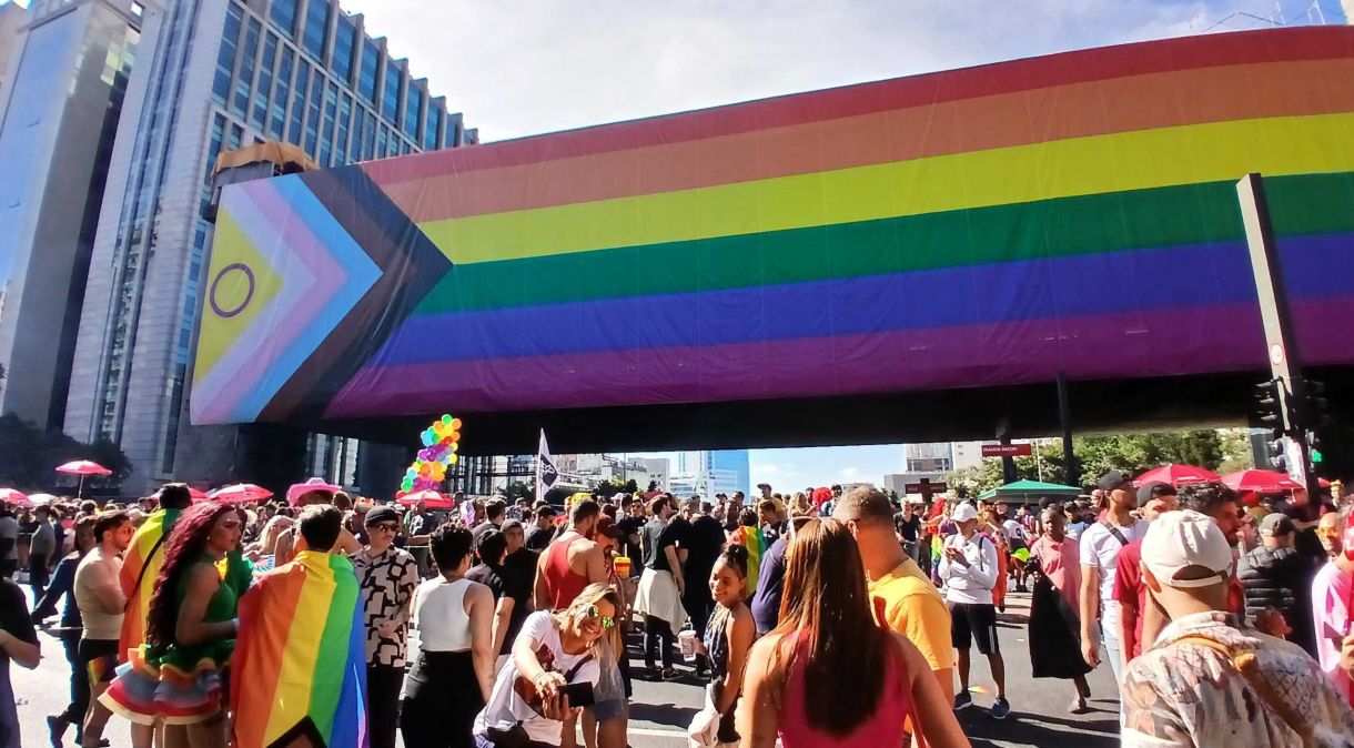 Nova bandeira LGBT+ estendida no Masp para a Parada do Orgulho LGBT+ de São Paulo