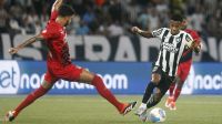 Botafogo marca no fim, empata com Athletico-PR e mantém liderança do Brasileiro