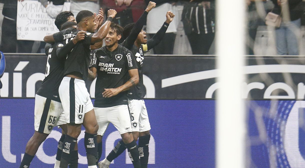 Jogadores do Botafogo comemoram gol contra o Corinthians