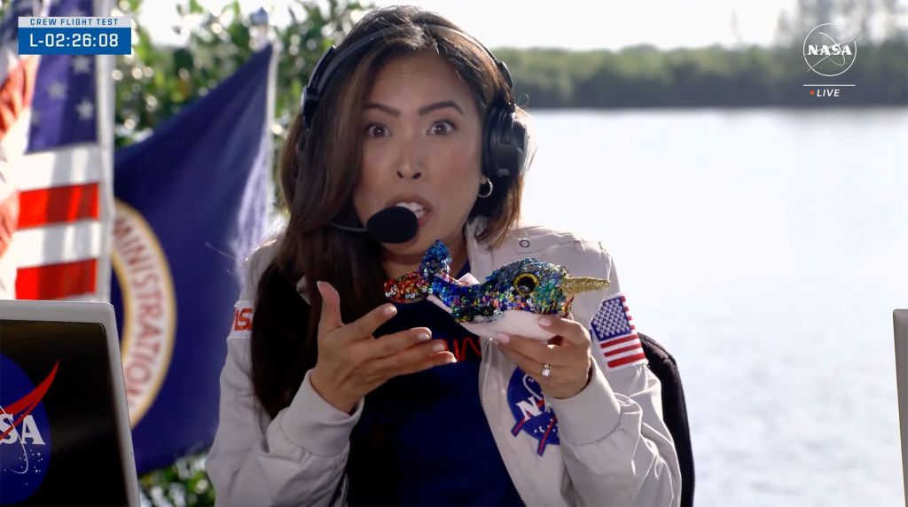 Megan Cruz, da comunicação da Nasa. segura Calypso, o brinquedo de pelúcia em forma de narval que está a bordo do Starliner da Boeing
