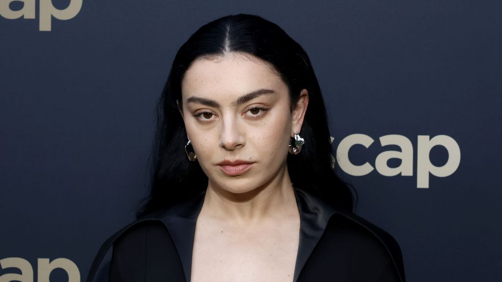 Charli XCX no ASCAP Pop Music Awards at The Houdini Estate de 2024, em Los Angeles