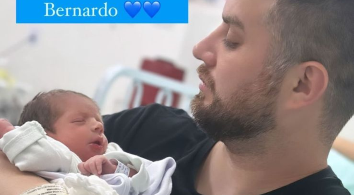 O cantor Conrado compartilhou fotos de seu recém-nascido Bernardo