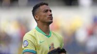 Danilo, capitão da Seleção, discute com torcedores e é contido por Neymar