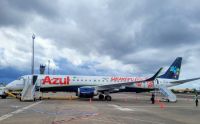 Com logo vermelha, Azul lança avião com Caprichoso e Garantido