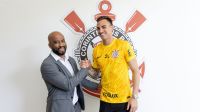 Corinthians anuncia renovação com goleiro