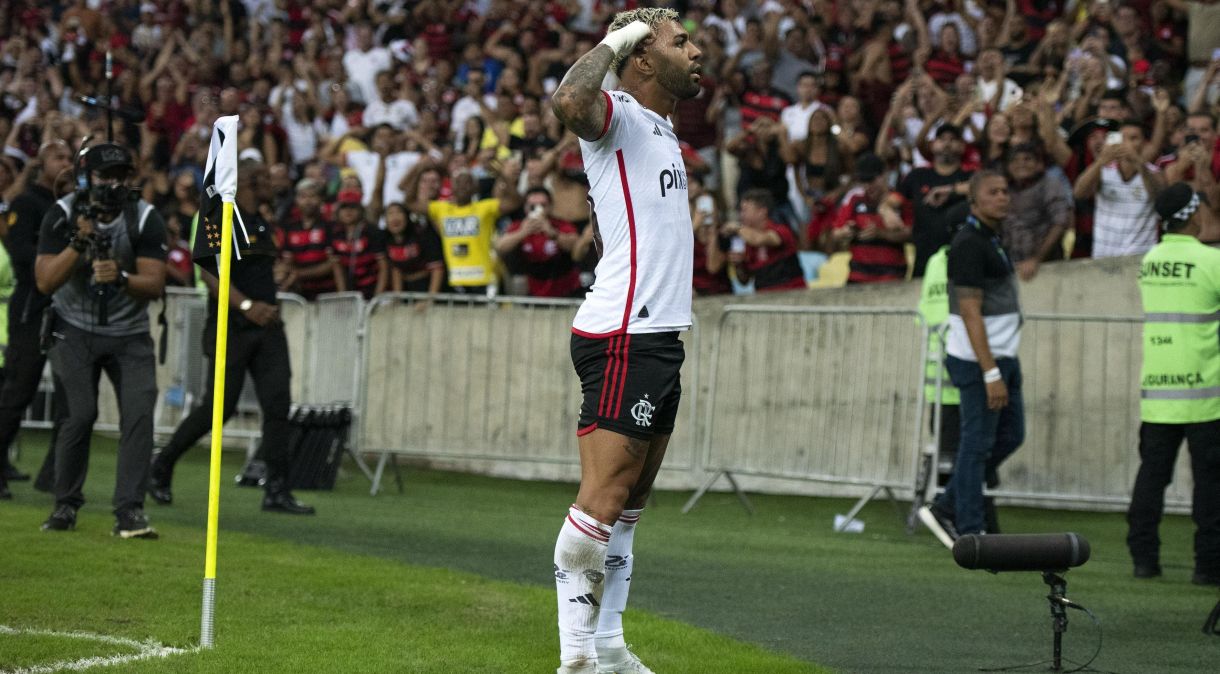 Gabigol comemora seu gol, o sexto do massacre rubro-negro sobre o Vasco