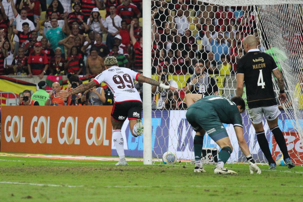 Gabigol comemora seu gol, o sexto do massacre rubro-negro sobre o Vasco