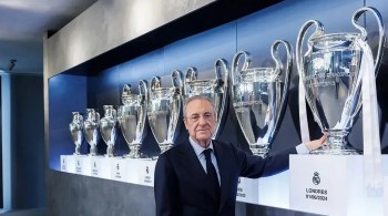 Presidente do clube, Florentino Pérez posicionou o troféu ao lado das demais conquistas europeias