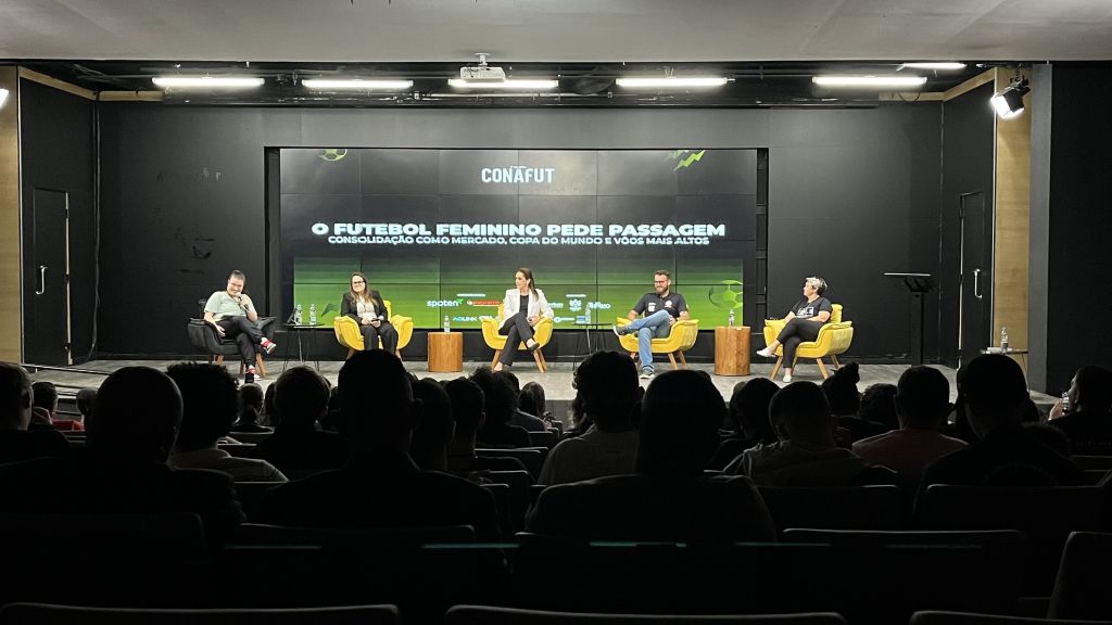 Painel sobre futebol feminino na Conafut, com Japa Mayumi, Nuty Silveira, Íris Sesso, Lucas Almeida e Sandra Santos