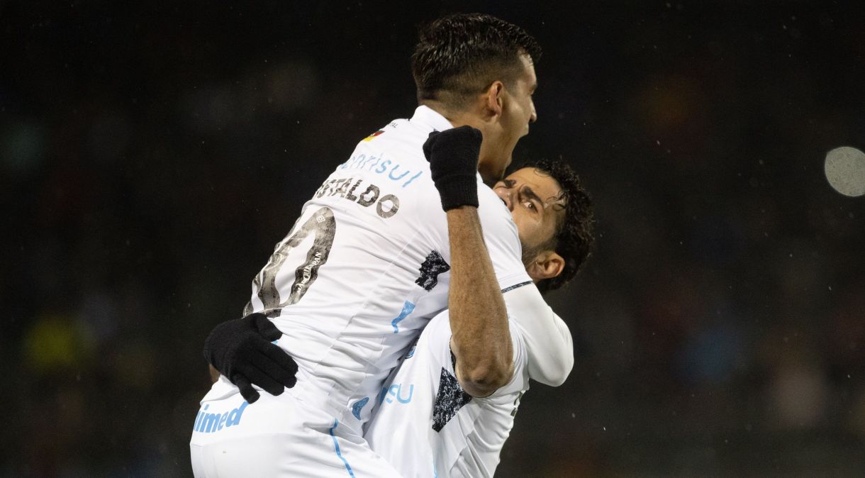 Diego Costa e Cristaldo comemoram gol sobre o Huachipato pela Libertadores