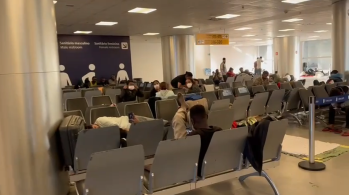 Defensoria Pública estima que cerca de 550 imigrantes ocupem área restrita no terminal de Guarulhos, muitos com sintomas gripais, sem agasalhos, alimentação adequada e com acesso restrito a higiene