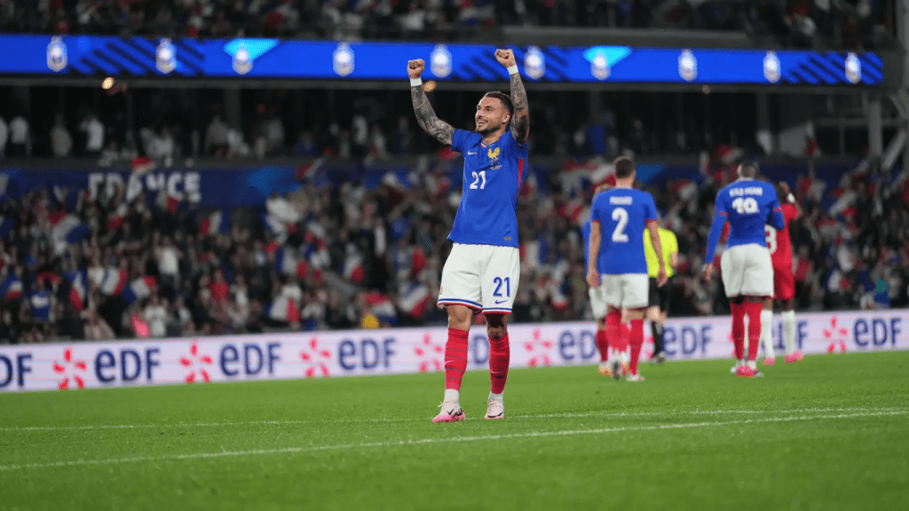 Jonathan Clauss comemorando gol pela França