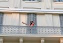 Katy Perry posta vídeo dançando de biquíni e salto alto na varanda de hotel