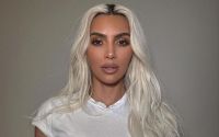 Com o pé quebrado, Kim Kardashian vai a evento de salto alto e patinete