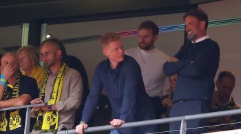 Técnico apareceu no telão do estádio e foi saudado pelos torcedores da equipe alemã