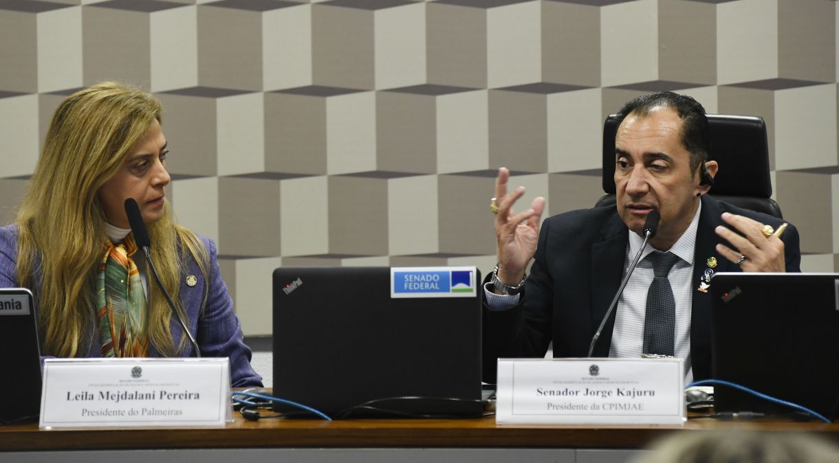 Leila Pereira, ao lado do senador Jorge Kajuru, durante sessão da CPI no Senado