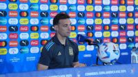 Técnico da Argentina questiona jornalista após vitória: "Como tem meu número?"