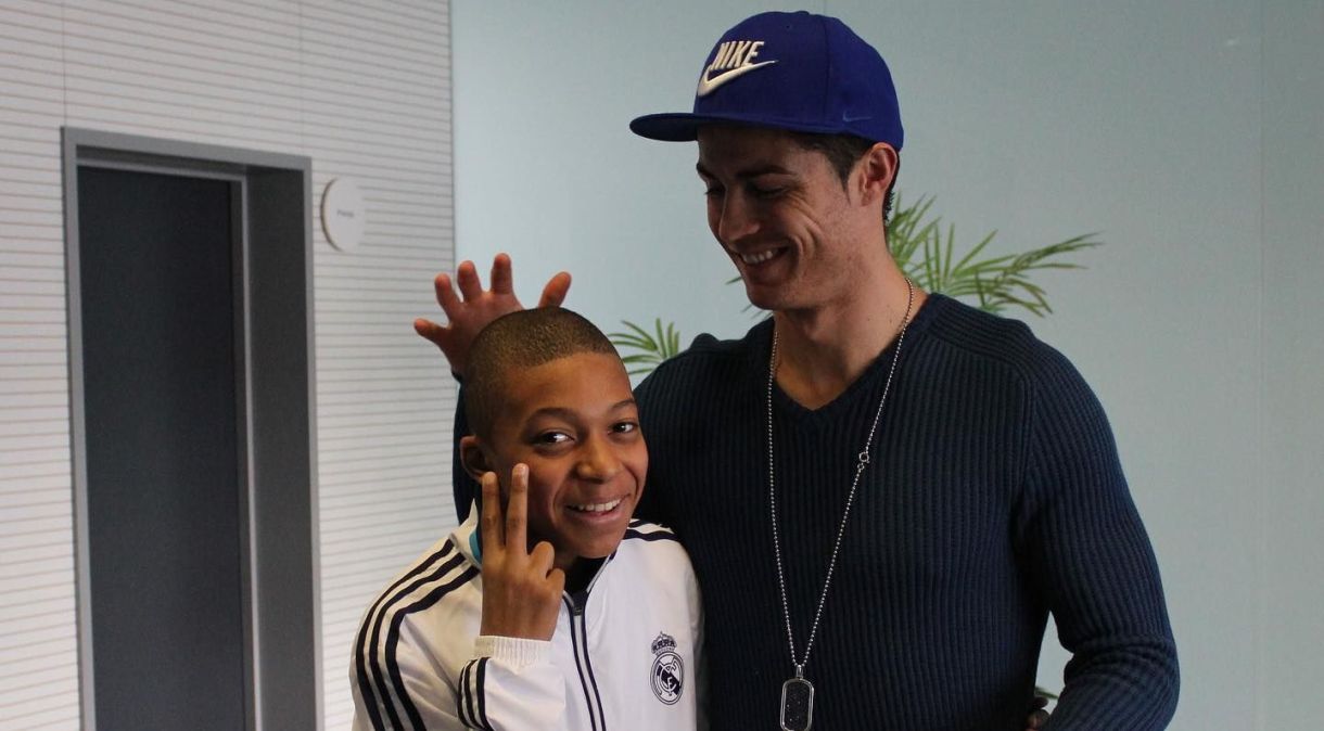 Mbappé criança ao lado de Cristiano Ronaldo