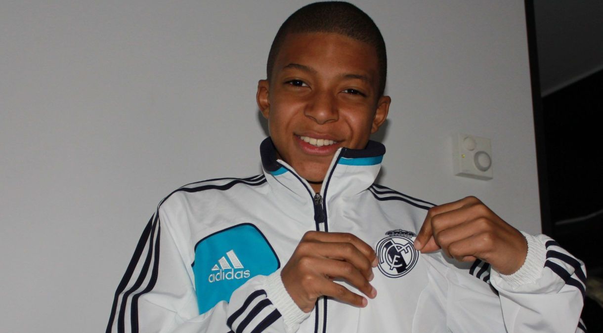 Mbappé criança com o agasalho do Real Madrid