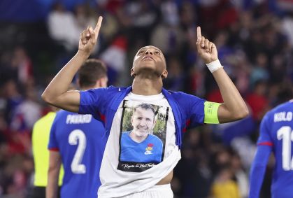 Mbappé comemora gol pela França na vitória sobre Luxemburgo