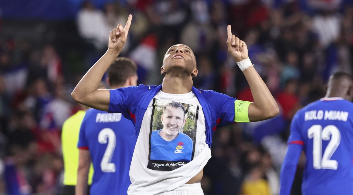Mbappé comemora gol pela França na vitória sobre Luxemburgo