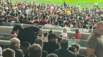 Craque brasileiro está de férias no Brasil e foi ao estádio acompanhar a partida entre Flamengo e Grêmio