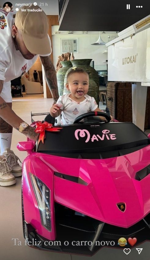 Neymar presenteando a filha Mavie com um mini carro