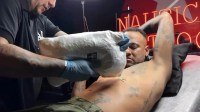 Neymar faz tatuagem em homenagem à Mavie, filha do jogador