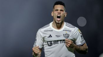 Galo marcou dois gols em dois minutos para chegar a 13 pontos no Brasileirão