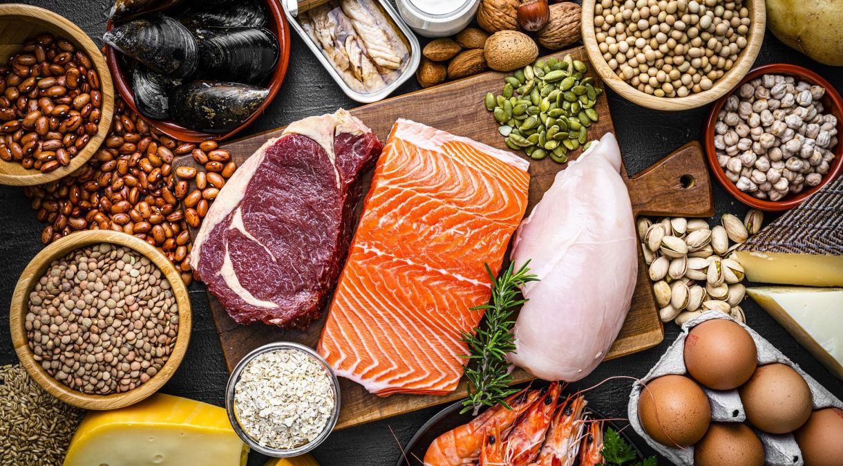 Entre os alimentos ricos em proteínas, estão a carne bovina e suína, frango, ovos, peixes, laticínios, leguminosas, grãos e oleaginosas