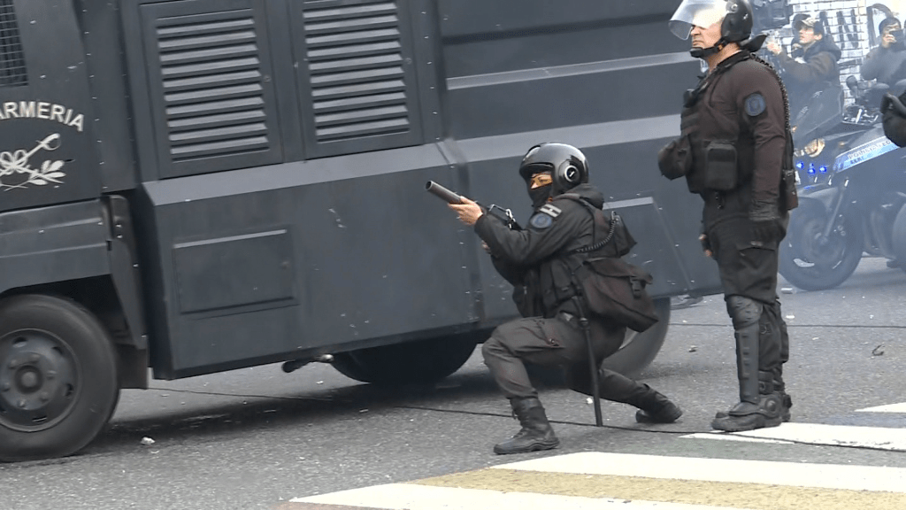 Confronto entre polícia e manifestantes do lado de fora do Congresso da Argentina