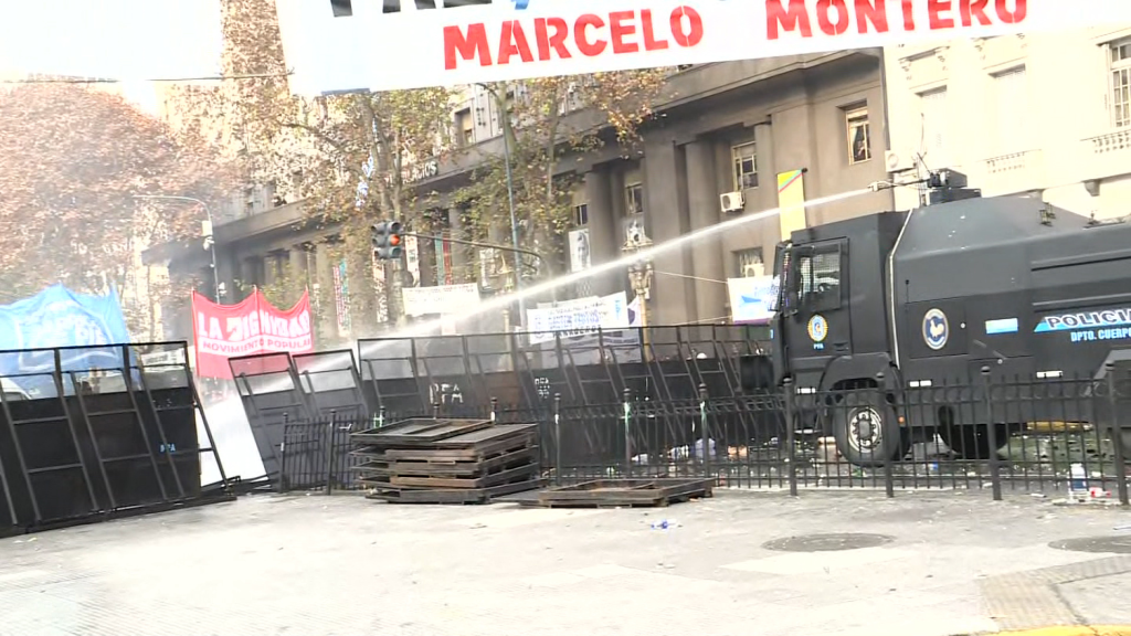 Confronto entre polícia e manifestantes do lado de fora do Congresso da Argentina