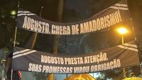 Protesto no Corinthians tem gritos de cobrança e conversa com Augusto Melo