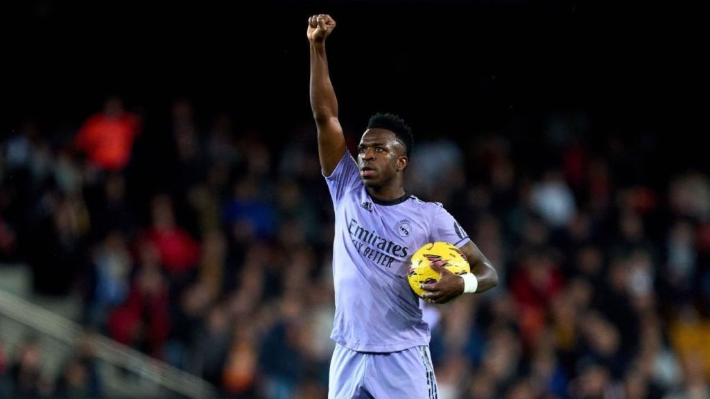 Vini Jr. celebra gol contra o Valencia com gesto antirracista