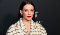 Neta de Elvis, Riley Keough nega "maldição" na família Presley: "Muito comuns"