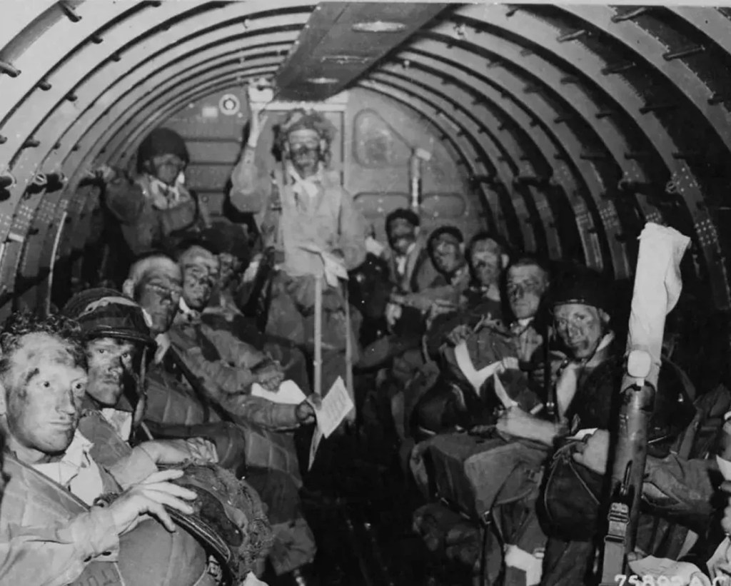 Paraquedistas norte-americanos dentro de um C-47 na Segunda Guerra Mundial