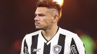 Botafogo anuncia renovação de contrato de Tiquinho Soares